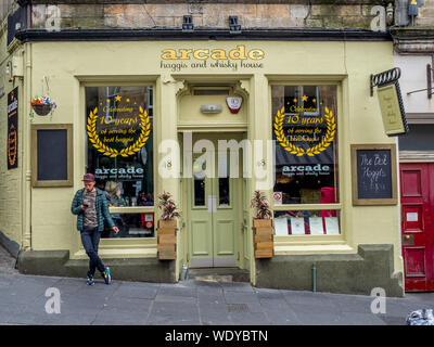 Arcade Haggis und Whisky Haus entlang der Cockburn Street am 28. Juli 2017 in Edinburgh, Schottland. Es gibt viele Pubs in Edinburgh mit Touristen bee Stockfoto