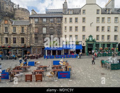 Restaurant am Grassmarket mit nicht identifizierten Personen am 28. Juli 2017 in Edinburgh, Schottland. Es ist ein historischer Markt und öffentlichen Raum. Stockfoto