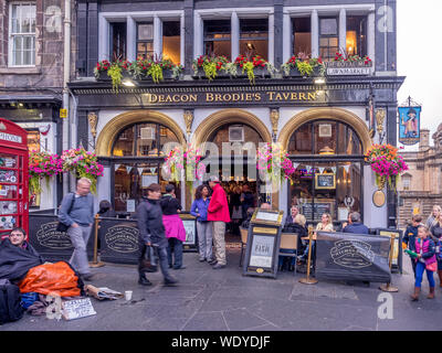 Deacon Brodie's Pub an der Royal Mile am 28. Juli 2017 in Edinburgh, Schottland. Es gibt viele solche Kneipen auf der Royal Mile, die Touristen mit Whi Stockfoto