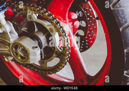 Motorrad kette details zum Hinterrad. Stockfoto