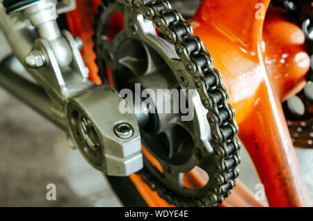 Motorrad kette details zum Hinterrad. Stockfoto