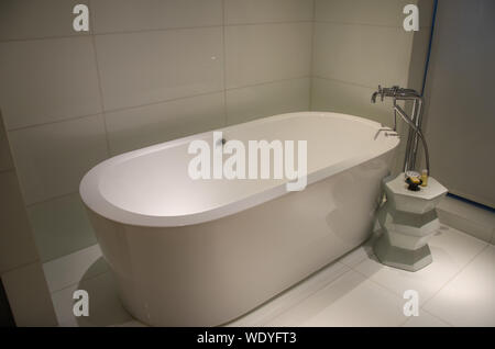 Innenraum luxus Badewanne im Badezimmer Stockfoto