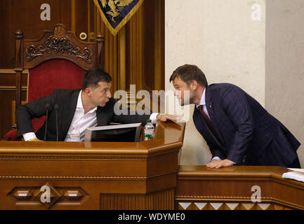 Kiew, Ukraine. 29 Aug, 2019. Präsident der Ukraine Volodymyr Zelensky (L) und der Leiter des Präsidialbüros Andriy Bohdan (R) sprechen während der ersten Sitzung des neuen ukrainischen Parlament in Kiew, Ukraine. Nach dem Sieg von Wladimir Zelensky im 2019 Präsidentschaftswahlen und seiner Einweihung, das Ukrainische Parlament wurde aufgelöst, und die Parlamentswahlen wurden am 21. Juli 2019 statt. Credit: SOPA Images Limited/Alamy leben Nachrichten Stockfoto