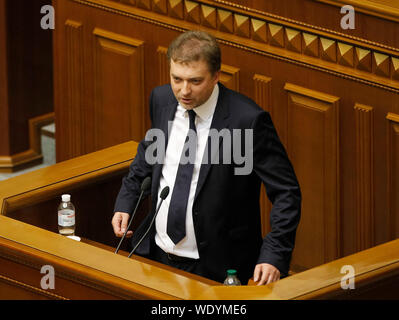 Kiew, Ukraine. 29 Aug, 2019. In der Ukraine neue ernannt Verteidigungsminister Andriy Zagorodniuk spricht während der ersten Sitzung des neuen ukrainischen Parlament in Kiew, Ukraine. Nach dem Sieg von Wladimir Zelensky im 2019 Präsidentschaftswahlen und seiner Einweihung, das Ukrainische Parlament wurde aufgelöst, und die Parlamentswahlen wurden am 21. Juli 2019 statt. Credit: SOPA Images Limited/Alamy leben Nachrichten Stockfoto