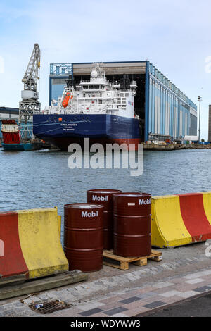 Mobil Oil drums vor, Arctech Werft im Hintergrund, in Helsinki, Finnland Stockfoto
