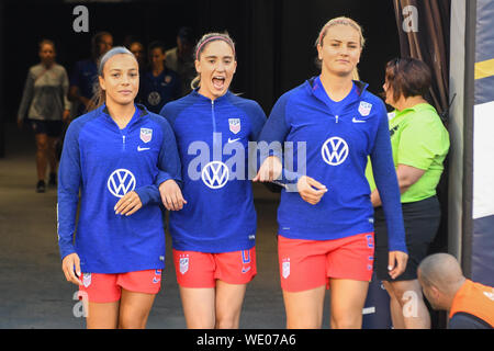 Mallory Swanson Mallory Pugh von den Chicago Red Stars Morgan Brian und Lindsey Horan (von links nach rechts) kommen während der US Victory Tour aus dem Fußballtunnel. Die US-Fußballmannschaft der Frauen besiegt Portugal 4-0 während ihrer Siegestour bei der Weltmeisterschaft. Kredit: Don Mennig/Alamy Live News Stockfoto