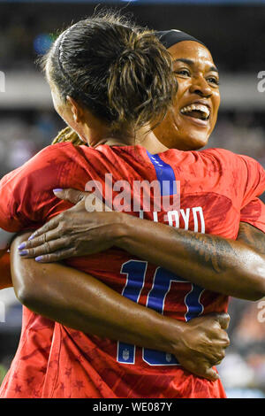 Philadelphia, USA. 29 Aug, 2019. Philadelphia, PA-Carli Lloyd und Jessica McDonald feiern Lloyd's Ziel während der zweiten Hälfte der Nationalmannschaft Fußball in den Vereinigten Staaten frauen Match gegen Portugal. Die USWNT gewann 4-0 während der WM-Sieg Tour. Credit: Don Mennig/Alamy leben Nachrichten Stockfoto