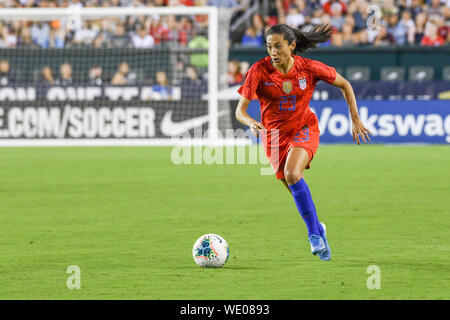 Christen Drücken Sie den Ball dribbelt während der zweiten Hälfte der Nationalmannschaft Fußball in den Vereinigten Staaten frauen Match gegen Portugal. Die USWNT gewann 4-0 während der WM-Sieg Tour. Credit: Don Mennig/Alamy leben Nachrichten Stockfoto