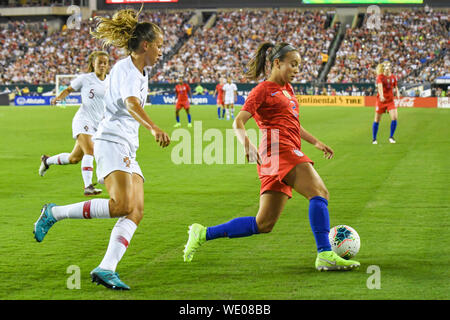 Mallory Swanson Mallory Pugh von den Chicago Red Stars dribbelt den Ball während der zweiten Hälfte des Fußballspiels der US-Frauennationalmannschaft gegen Portugal. Die USWNT gewann 4-0 während ihrer Siegestour bei der Weltmeisterschaft. Kredit: Don Mennig/Alamy Live News Stockfoto