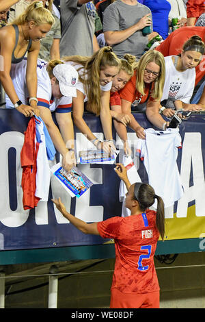 Mallory Pugh/Mallory Swanson von den Chicago Red Stars signiert US-Fußballfans Autogramme, nachdem die US-amerikanische Frauennationalmannschaft Portugal 4-0 während ihrer Siegestour bei der Weltmeisterschaft besiegt hat. Kredit: Don Mennig/Alamy Live News Stockfoto