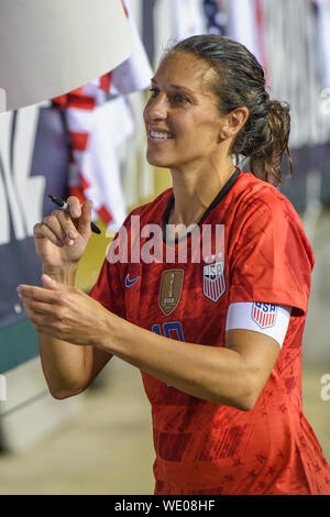 Carli Lloyd Autogramme für uns Fußball-Fans nach dem der USA Frauen Nationalmannschaft besiegt Portugal 4-0 während der WM-Sieg Tour. Credit: Don Mennig/Alamy leben Nachrichten Stockfoto