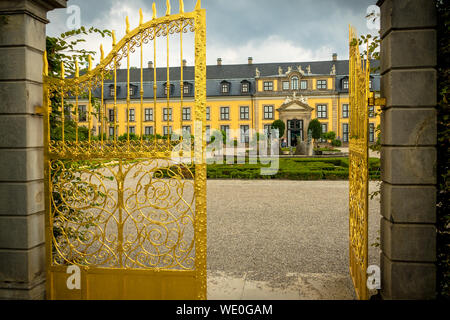 Eingang in den Garten von Schloss in 'Herrenhaeuser Gaerten' in Hannover mit Golden Gate shining Stockfoto