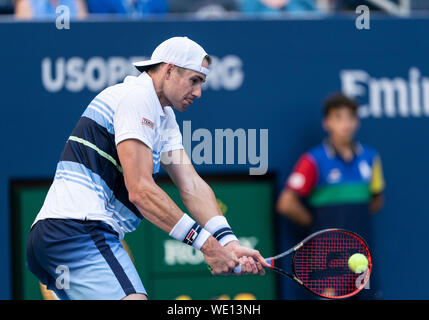 New York, NY - August 29, 2019: John Isner (USA), die in Aktion während der 2. Runde der US Open Championships gegen Jan-Lennard Struff (Deutschland) zu Billie Jean King National Tennis Center Stockfoto