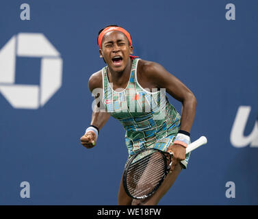 New York, NY - August 29, 2019: Cori Coco Gauff (USA) feiert Sieg in die 2. Runde der US Open Championships gegen Timea Babos (Ungarn) zu Billie Jean King National Tennis Center Stockfoto