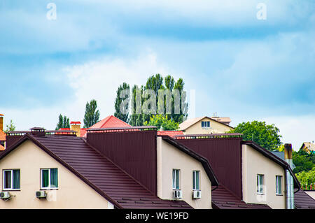 Die Dächer der Häuser auf dem Hintergrund eines bewölkten Himmel. Für Text platzieren. Hintergrundbild. Stockfoto