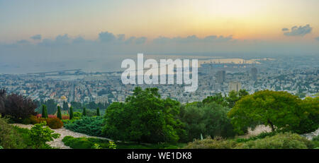 Panoramablick sonnenaufgang Blick auf die Innenstadt, den Hafen, die Bucht und die Bahai Schrein, in Haifa, Israel Stockfoto