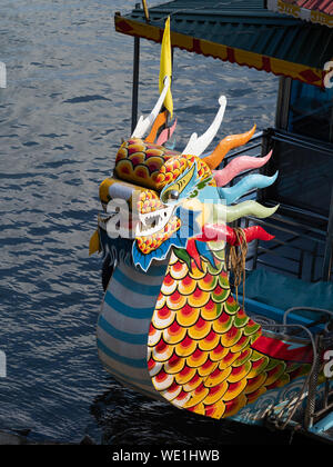 Nahaufnahme eines gemalten Drachen auf einem Drachenboot in Hue Vietnam. Stockfoto