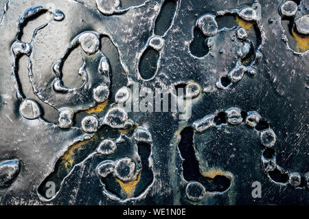 Gold Metall vintage strukturierten Hintergrund mit Schwarz geschmiedet. Metall Spitze. Hintergrund. Stockfoto