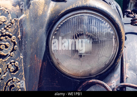 Gold Metall vintage strukturierten Hintergrund mit alten Glas runde Scheinwerfer und Schwarz geschmiedet. Stockfoto