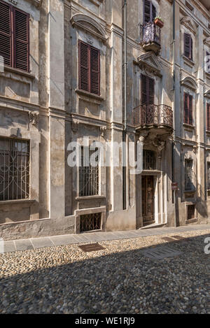 Eine schöne mittelalterliche Gebäude im historischen Zentrum von Arona, Novara, Italien Stockfoto