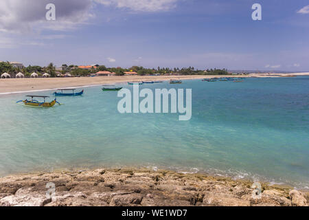 Türkisblaues Wasser in der Bucht von Kuta Beach auf Bali, Indonesien Stockfoto