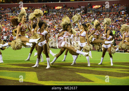 Landover, Maryland, USA. 29 Aug, 2019. Die Washington Redskins Cheerleader während einer ersten Hälfte Bruch im Spiel gegen die Baltimore Ravens am FedEx Feld in Landover, Maryland am Donnerstag, 29. August 2018. Die Ravens gewann das Spiel 20 - 7 Credit: Ron Sachs/CNP/ZUMA Draht/Alamy leben Nachrichten Stockfoto