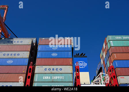 Der Hafen von Rotterdam, Niederlande - 2019.08.08: Container auf Deck der chinesischen Containerschiff cosco Versand Skorpion verstaut (imo Nr. 9789635) auf eu-Anker Stockfoto