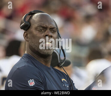 Los Angeles Ladegeräte Haupttrainer Anthony Lynn Uhren die San Francisco 49ers das Feld bei Levi's Stadiium in Santa Clara, Kalifornien am Donnerstag, 29. August 2019. Die Ladegeräte nahm die Saison Spiel 27-24. Foto von Terry Schmitt/UPI Stockfoto