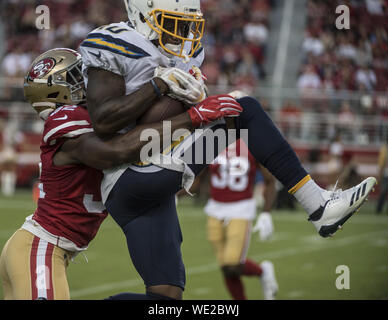 Los Angeles Ladegeräte wide receiver Artavis Scott (10) fängt einen 25 Yard Pass von quarterback Cardale Jones vor San Francisco 49ers frei Sicherheit K. Reed (32) im ersten Quartal bei Levi's Stadiium in Santa Clara, Kalifornien am Donnerstag, 29. August 2019. Die Ladegeräte nahm die Saison Spiel 27-24. Foto von Terry Schmitt/UPI Stockfoto