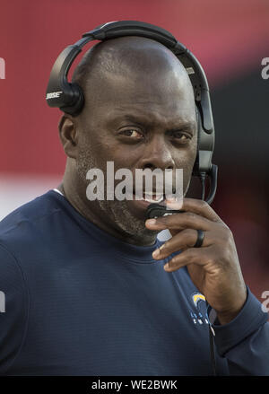 Los Angeles Ladegeräte Haupttrainer Anthony Lynn Uhren die San Francisco 49ers das Feld bei Levi's Stadiium in Santa Clara, Kalifornien am Donnerstag, 29. August 2019. Die Ladegeräte nahm die Saison Spiel 27-24. Foto von Terry Schmitt/UPI Stockfoto