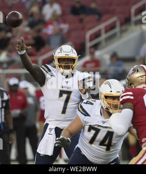 Los Angeles Ladegeräte quarterback Cardale Jones (7) wirft gegen die San Francisco 49ers im ersten Quartal bei Levi's Stadiium in Santa Clara, Kalifornien am Donnerstag, 29. August 2019. Die Ladegeräte nahm die Saison Spiel 27-24. Foto von Terry Schmitt/UPI Stockfoto