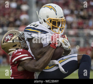 Los Angeles Ladegeräte wide receiver Artavis Scott (10) fängt einen 25 Yard Pass von quarterback Cardale Jones vor San Francisco 49ers frei Sicherheit K. Reed (32) im ersten Quartal bei Levi's Stadiium in Santa Clara, Kalifornien am Donnerstag, 29. August 2019. Die Ladegeräte nahm die Saison Spiel 27-24. Foto von Terry Schmitt/UPI Stockfoto