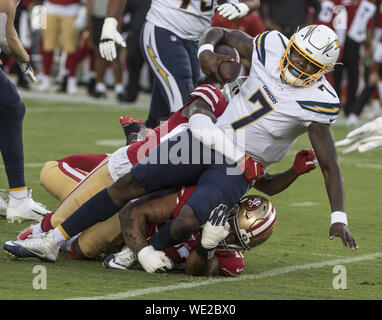 Los Angeles Ladegeräte quarterback Cardale Jones (7) kriecht für yardage gegen die San Francisco 49ers im ersten Quartal bei Levi's Stadiium in Santa Clara, Kalifornien am Donnerstag, 29. August 2019. Die Ladegeräte nahm die Saison Spiel 27-24. Foto von Terry Schmitt/UPI Stockfoto
