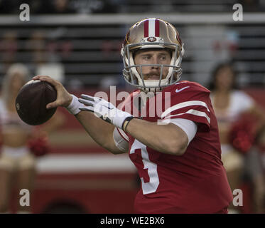 San Francisco 49ers quarterback C.J. Beathard (3) sieht für einen Empfänger im ersten Viertel gegen die Los Angeles Ladegeräten an Levi's Stadiium in Santa Clara, Kalifornien am Donnerstag, 29. August 2019. Die Ladegeräte nahm die Saison Spiel 27-24. Foto von Terry Schmitt/UPI Stockfoto