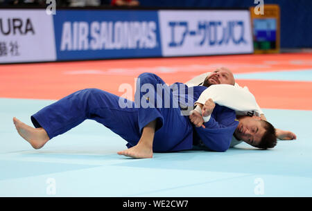 Tokio. 30 Aug, 2019. Erihemubatu (R) von China und Grigori Minaskin Estlands konkurrieren in der 1. Runde der Männer 100 kg Kategorie an den 2019 World Judo Meisterschaften in Tokio, Japan, am 12.08.30., 2019. Credit: Du Xiaoyi/Xinhua/Alamy leben Nachrichten Stockfoto