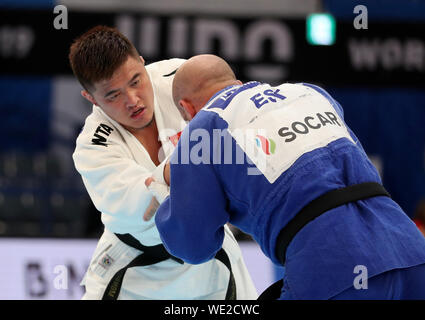 Tokio. 30 Aug, 2019. Erihemubatu (L) von China und Grigori Minaskin Estlands konkurrieren in der 1. Runde der Männer 100 kg Kategorie an den 2019 World Judo Meisterschaften in Tokio, Japan, am 12.08.30., 2019. Credit: Du Xiaoyi/Xinhua/Alamy leben Nachrichten Stockfoto