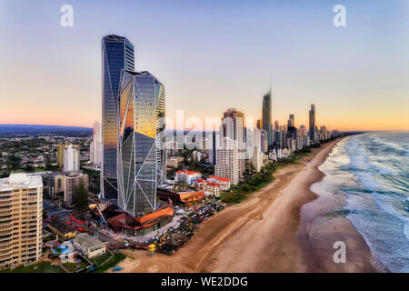 Die Facetten des modernen, urbanen hoch aufragenden Türmen auf australischen Gold Coast - Surfers Paradise in Queensland. Breiten sandigen Strand von Pacific Shore A Stockfoto