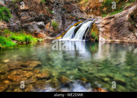 Kleine glatte waterfrall auf die jenolan Fluss Streaming in kleinen, flachen Teich von frischem Wasser mit transparenten Flussbett der Felsen in den Blue Mountains aus Aus Stockfoto