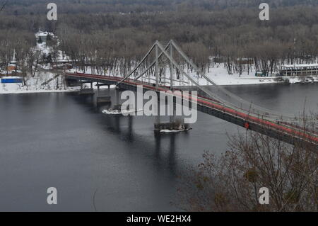 pedestrian bridge over the Dnieper in Kiev in the winter from a height Stockfoto