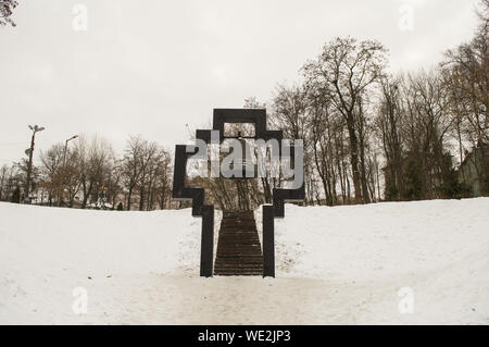 Die Glocke am Kreuz - die Kirche des Hl. Nikolaus des Wonderworker in Kiew Stockfoto