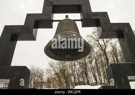 Die Glocke am Kreuz - die Kirche des Hl. Nikolaus des Wonderworker in Kiew Stockfoto