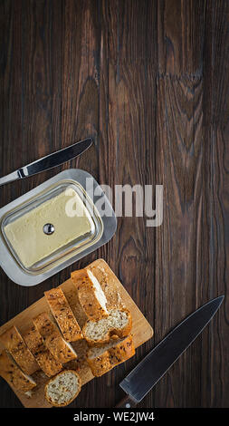 Baguette in Scheiben geschnitten, geröstetes Baguette, Rezept, französische Baguettes, Schinken, Radieschen, Tripadvisor, Paris, Honig, Butter Sandwich, Meersalz, Platte, Brot Stockfoto