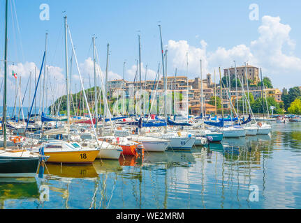 Capodimonte (Italien) - Eine kleine Altstadt am Bolsena See mit Festung und suggestive Strand; der Provinz Viterbo, Region Latium Stockfoto