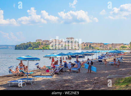 Capodimonte (Italien) - Eine kleine Altstadt am Bolsena See mit Festung und suggestive Strand; der Provinz Viterbo, Region Latium Stockfoto