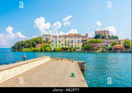 Capodimonte (Italien) - Eine kleine Altstadt am Bolsena See mit Festung und suggestive Strand; der Provinz Viterbo, Region Latium Stockfoto