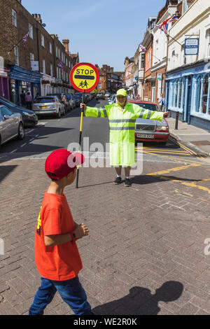 England, Berkshire, Eton, Eton High Street, Junge Kreuzung Straße vor Lollipop Lady Stockfoto