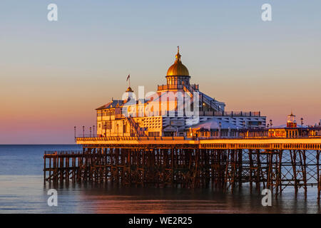 England, East Sussex, Eastbourne, am frühen Morgen Licht auf Eastbourne Pier Stockfoto