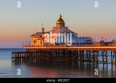 England, East Sussex, Eastbourne, am frühen Morgen Licht auf Eastbourne Pier Stockfoto