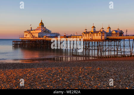 England, East Sussex, Eastbourne, am frühen Morgen Licht auf Eastbourne Pier und Eastbourne Strand Stockfoto