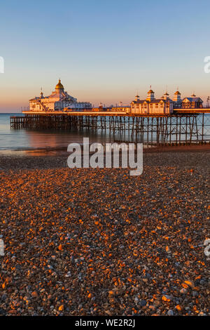 England, East Sussex, Eastbourne, am frühen Morgen Licht auf Eastbourne Pier und Eastbourne Strand Stockfoto